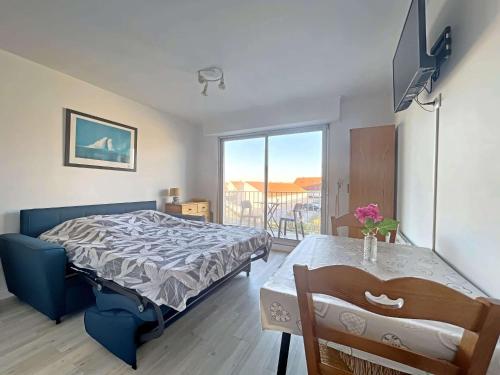 Posteľ alebo postele v izbe v ubytovaní Studio avec Balcon, Proche Plage et Commerces, Idéal Vacances - FR-1-646-41