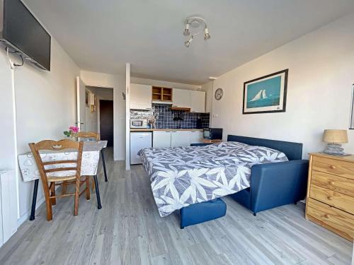 une chambre avec un lit et une table et une cuisine dans l'établissement Studio avec Balcon, Proche Plage et Commerces, Idéal Vacances - FR-1-646-41, à Berck-sur-Mer