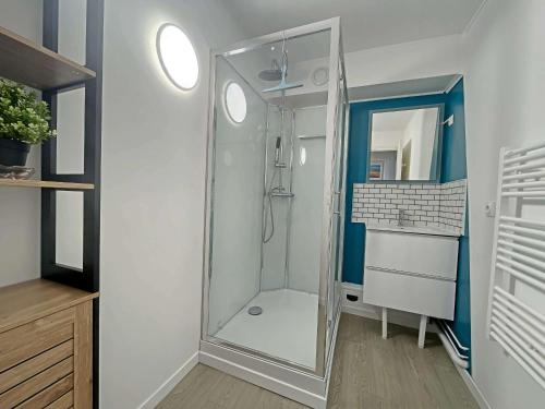 een douche met een glazen deur in de badkamer bij Studio Berck-Plage, 1 pièce, 2 personnes - FR-1-646-41 in Berck-sur-Mer