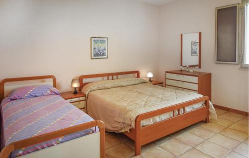 Tempat tidur dalam kamar di Nice Home In Ragusa With House A Panoramic View