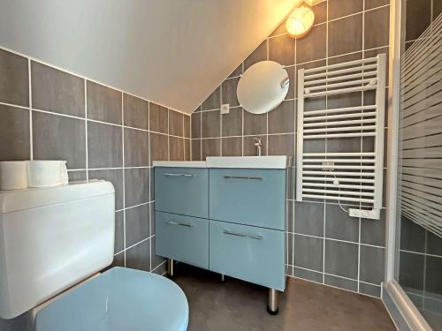 een badkamer met een blauwe kast en een toilet bij Studio Berck-Plage, 1 pièce, 2 personnes - FR-1-646-50 in Berck-sur-Mer