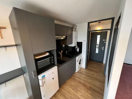 Kuchyň nebo kuchyňský kout v ubytování Appartement à deux pas de la mer