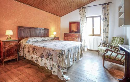ein Schlafzimmer mit einem Bett, einem Stuhl und einem Fenster in der Unterkunft Nice Apartment In Verni With Wifi in Verni
