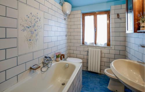 uma casa de banho com uma banheira, um lavatório e um WC. em Nice Apartment In Verni With Wifi em Verni