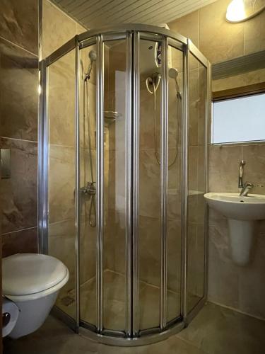 ein Badezimmer mit Dusche, Toilette und Waschbecken in der Unterkunft Held Hotel in Antalya