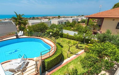 eine Draufsicht auf einen Swimmingpool in einem Haus in der Unterkunft Nice Home In Marina Di Ragusa in Marina di Ragusa