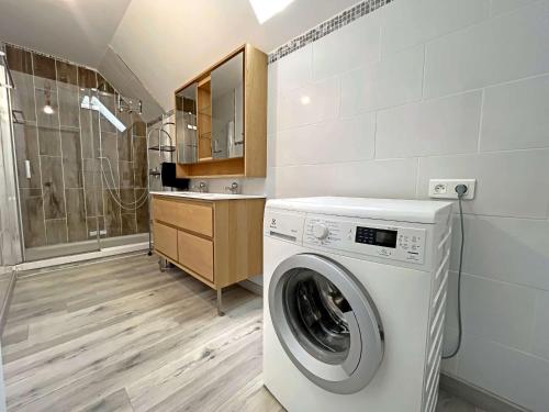 - une buanderie avec un lave-linge et un évier dans l'établissement Charmante maison avec jardin, piscine et parking - FR-1-646-54, à Groffliers