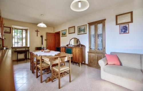 Dapur atau dapur kecil di Cozy Home In Metato With Kitchen