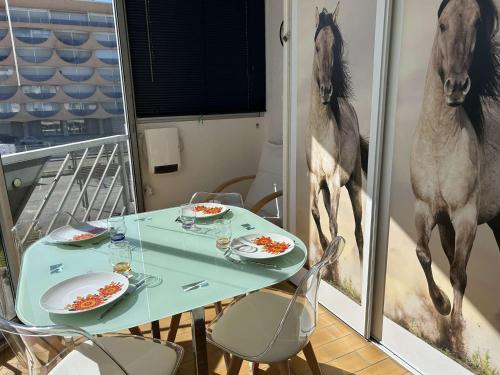 Photo de la galerie de l'établissement Appartement Climatisé avec Piscine, Terrasse et Parking à 200m de la Plage - Le Grau-du-Roi - FR-1-250-258, au Grau-du-Roi