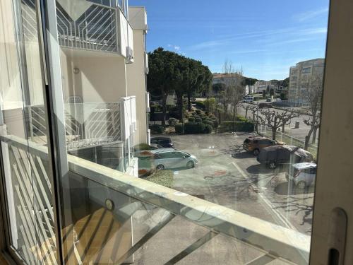 Photo de la galerie de l'établissement Appartement Climatisé avec Piscine, Terrasse et Parking à 200m de la Plage - Le Grau-du-Roi - FR-1-250-258, au Grau-du-Roi