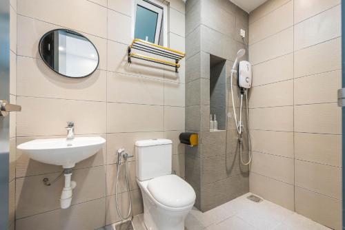 La salle de bains est pourvue de toilettes et d'un lavabo. dans l'établissement Inspirasi Mont Kiara 3 Bedroom, à Kuala Lumpur