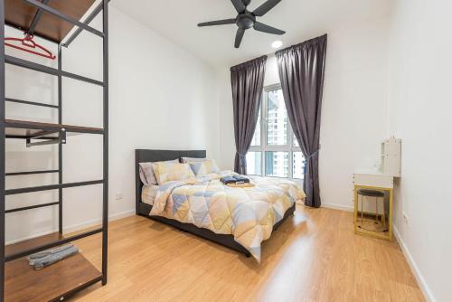 een slaapkamer met een bed en een plafondventilator bij Inspirasi Mont Kiara 3 Bedroom in Kuala Lumpur