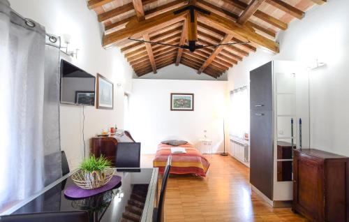Giường trong phòng chung tại 1 Bedroom Stunning Apartment In Gubbio