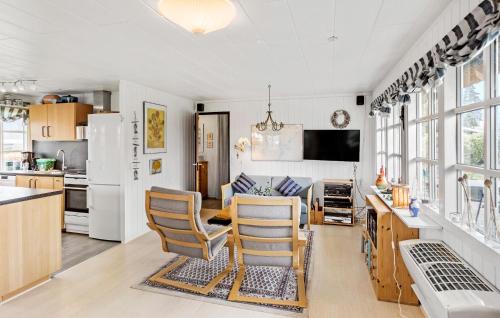 Kuchyňa alebo kuchynka v ubytovaní Cozy Home In Stubbekøbing With Wifi