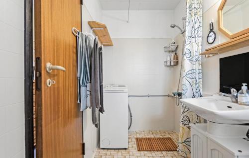 Baño pequeño con aseo y lavamanos en Cozy Home In Stubbekbing With Wifi, en Stubbekøbing