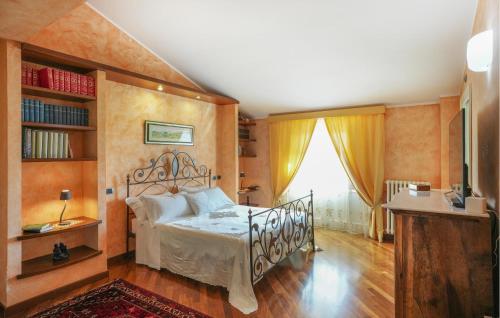 Oratino的住宿－Nice Home In Oratino With Outdoor Swimming Pool，一间卧室设有一张床和一个书架