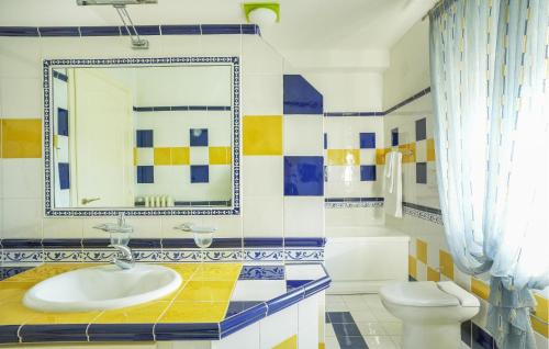 y baño con lavabo, espejo y aseo. en Nice Home In Oratino With Outdoor Swimming Pool, en Oratino