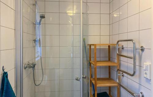 ein Bad mit einer Dusche und einer Glastür in der Unterkunft Nice Apartment In Bjorli With Wifi in Bjorli