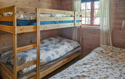 sypialnia z 2 łóżkami piętrowymi w kabinie w obiekcie Nice Home In Treungen With Jacuzzi w mieście Fjone