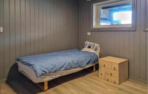 Stunning Apartment In ysleb With Wi-fi tesisinde bir odada yatak veya yataklar