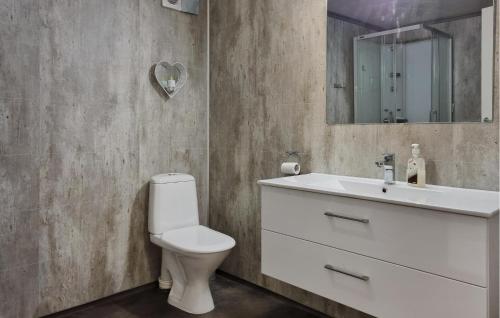 Stunning Apartment In ysleb With Wi-fi tesisinde bir banyo