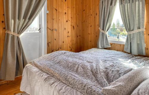 Tempat tidur dalam kamar di 2 Bedroom Cozy Home In Skodje
