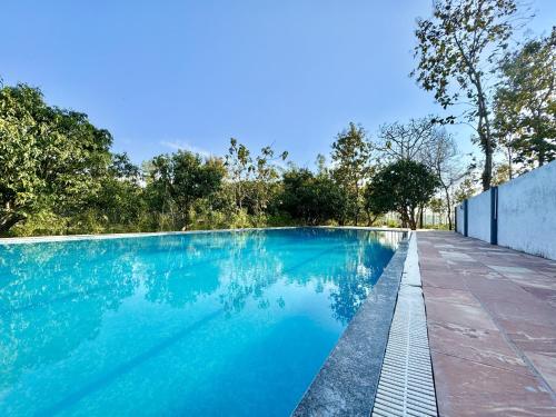 an image of a swimming pool in a house at The White Oak Corbett Spa & Resort in Rāmnagar