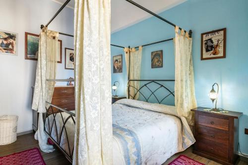 sypialnia z łóżkiem z baldachimem w pokoju w obiekcie Piccolo e intimo centro città w mieście Nuoro