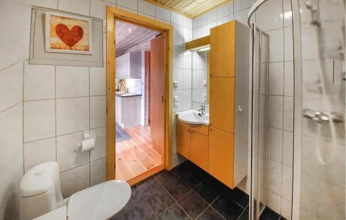 uma casa de banho com um WC e um lavatório em Stunning Apartment In Bjorli With Kitchen em Bjorli