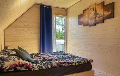 a bedroom with a bed in a room with a window at 3 Bedroom Stunning Home In Osieki Leborskie in Osieki Leborskie