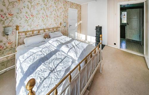 1 dormitorio con 1 cama grande en una habitación en Awesome Home In Noresund With Wifi, en Noresund