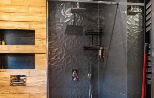 W łazience znajduje się prysznic z czarnymi kafelkami. w obiekcie Awesome Home In Poronin With Kitchen w Poroninie