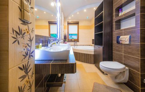 a bathroom with a tub and a toilet and a sink at Gorgeous Home In Poronin With Wi-fi in Poronin