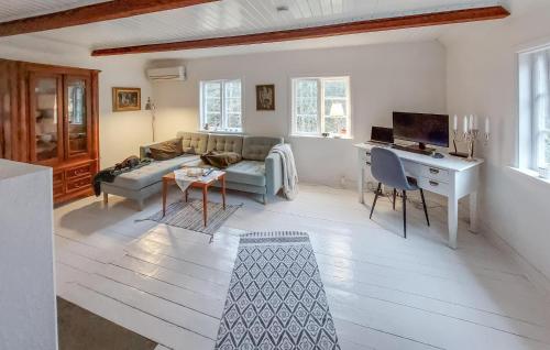 Μια τηλεόραση ή/και κέντρο ψυχαγωγίας στο 2 Bedroom Nice Home In Tyringe