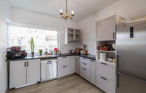 Η κουζίνα ή μικρή κουζίνα στο Amazing Home In Jagatowo With Kitchen