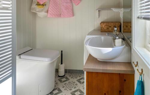 Bilik mandi di Lovely Home In Raudeberg