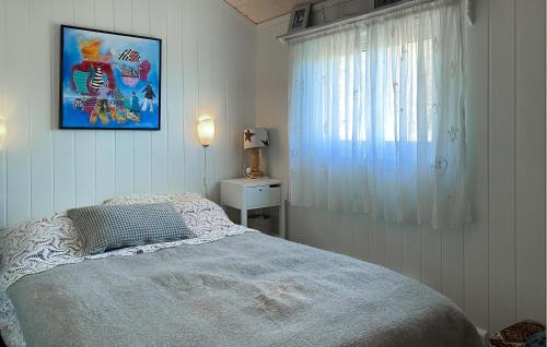 Tempat tidur dalam kamar di Awesome Home In Raudeberg With House A Panoramic View