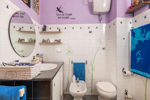 uma casa de banho com um lavatório, um WC e um espelho. em Piccolo e intimo centro città em Nuoro