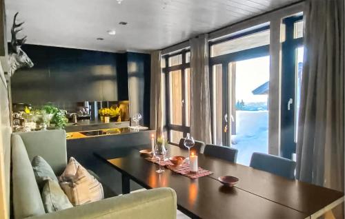 una sala da pranzo con un tavolo e una cucina di Amazing Apartment In Noresund With Wifi a Noresund