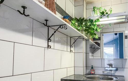 Et badeværelse på Lovely Home In Lrbro With Kitchen