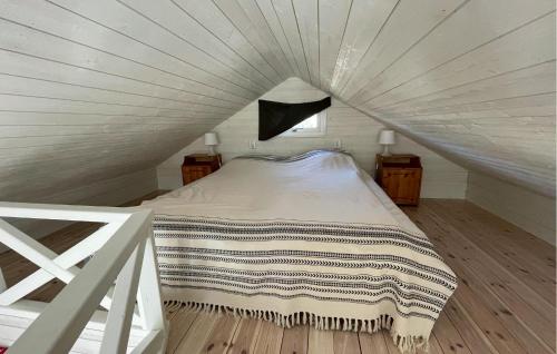 Postel nebo postele na pokoji v ubytování Nice Home In Farhult With Kitchen