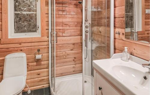 La salle de bains est pourvue d'une douche, de toilettes et d'un lavabo. dans l'établissement Nice Home In Kongsberg With Kitchen, à Kongsberg