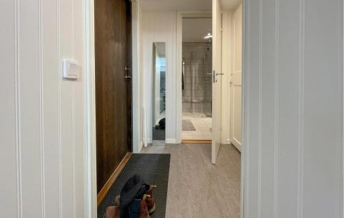 un pasillo con una puerta que conduce a un baño en Amazing Home In ngelholm With Kitchen, en Ängelholm