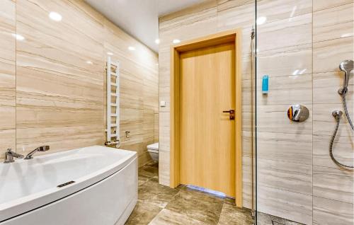 a bathroom with a tub and a shower and a toilet at 2 Bedroom Cozy Apartment In Hel in Hel