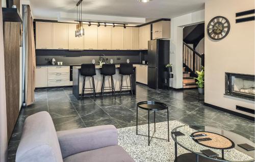 Η κουζίνα ή μικρή κουζίνα στο Awesome Home In Kamien Pomorski
