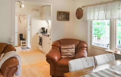 uma sala de estar com uma cadeira de couro e uma mesa em Nice Home In Bjsta With Wifi em Bjästa