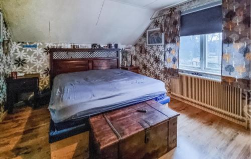 - une chambre ancienne avec un lit et une table en bois dans l'établissement Beautiful Home In Ulricehamn With Lake View, à Bottnaryd
