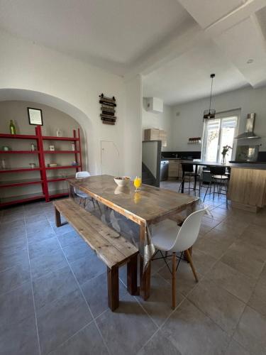 une salle à manger avec une table et des chaises en bois dans l'établissement L'entre nous, Superbe Maison au centre de St Aignan, à Saint-Aignan