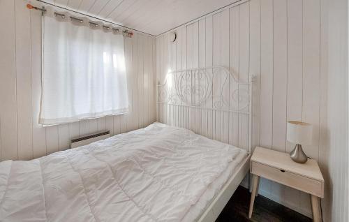 OrkelljungaにあるCozy Home In rkelljunga With Wifiの白いベッドルーム(ベッド1台、窓付)