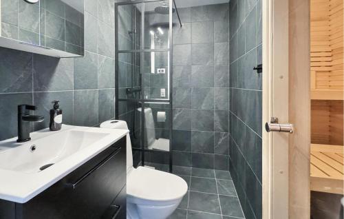 y baño con aseo, lavabo y ducha. en Awesome Apartment In Idre With House A Panoramic View en Idre